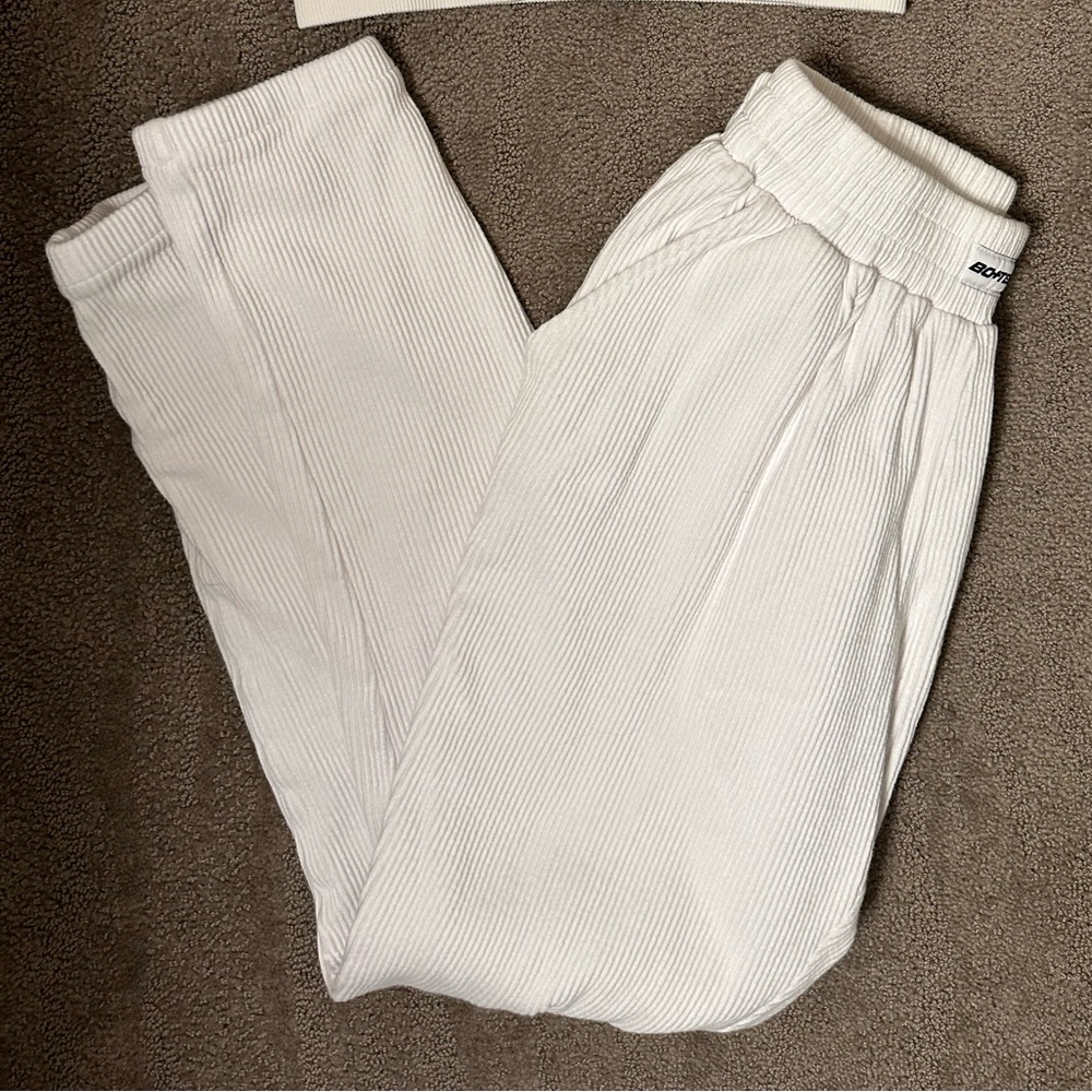 bo+tee white pants